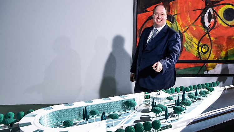 Mehr Platz als das Weiße Haus oder der Élysée-Palast: Kanzleramtschef Braun zeigt 2019 den Entwurf für die Erweiterung des Kanzleramts.