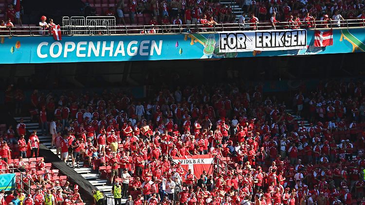 Die Zuschauer im Parken-Stadion in Kopenhagen dachten nur an Christian Eriksen.