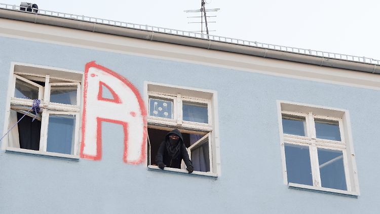 Trotz Vermummungen, Bengalos und Barrikaden:  Die Hausbesetzer in der Rigaer Straße haben am Ende den Gutachter seine Arbeit machen lassen.