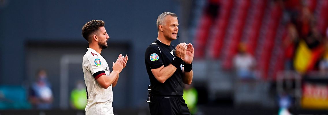Applaus für Christian Eriksen, von den Rängen und auch von Schiedsrichter Kuipers.