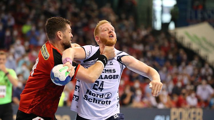 Für Flensburg-Handewitt-Spieler Jim Gottfridsson lief es im Spiel gegen die Füchse nicht optimal.