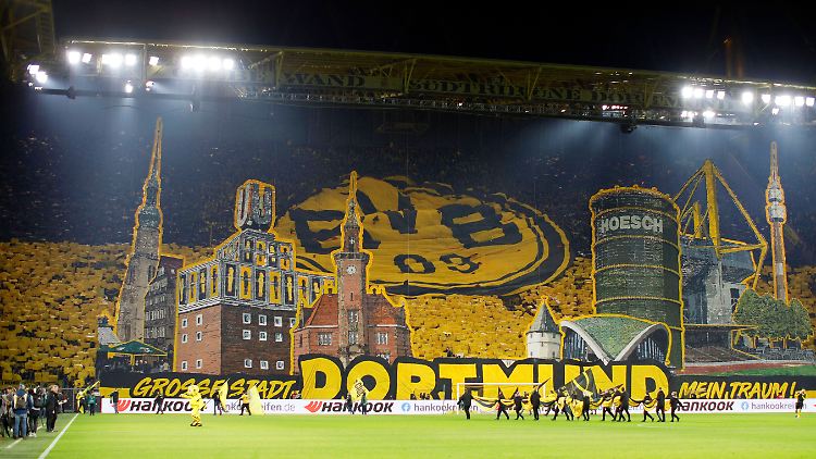 Der Fußball durfte weitermachen, aber die Fans, wie hier im Dortmunder Westfalenstadion, wurden vermisst.