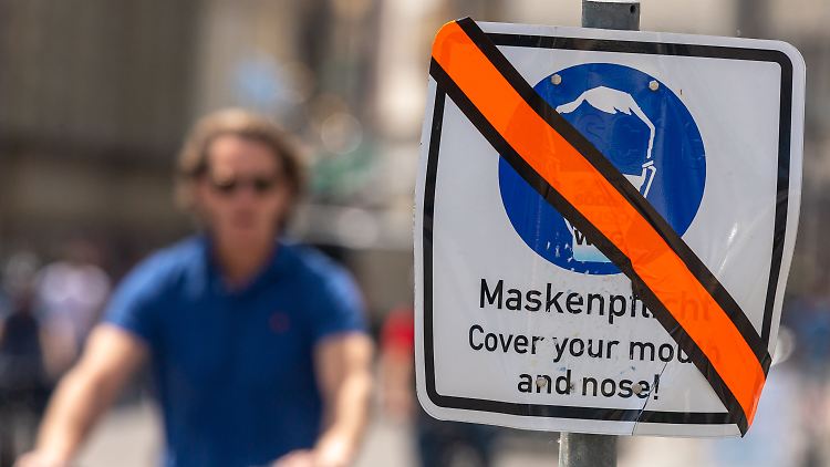 Vielerorts fällt die Maskenpflicht. Für Innenräume sollte sie aber bestehen bleiben, sagen Experten.