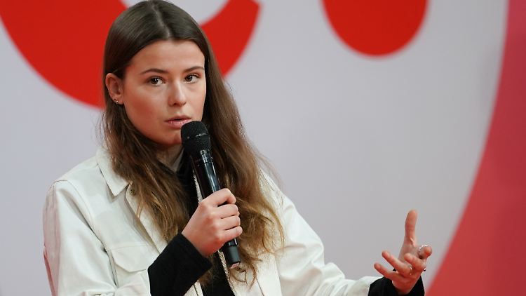 Luisa Neubauer fordert von der Bundesregierung, den Klimaschutz sozial gerecht zu gestalten. 