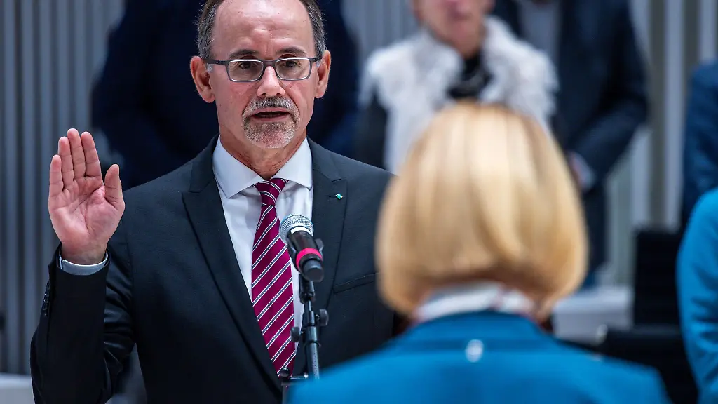 Die-Wirtschaftspolitik-in-MV-liegt-in-neuen-Haenden-Das-Ruder-fuehrt-mit-Wolfgang-Blank-ein-Mann-aus-der-Wirtschaft