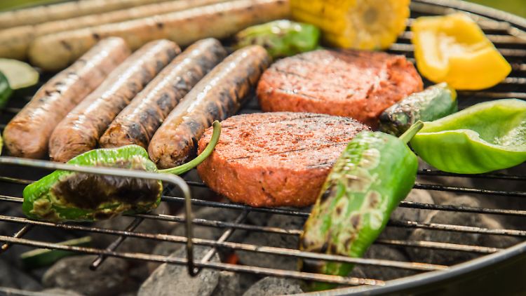 Vegane Fleischersatzprodukte auf dem Grill - sie sind oft deutlich teurer als Fleisch, ebenso wie das Gemüse, aus dem sie häufig bestehen.