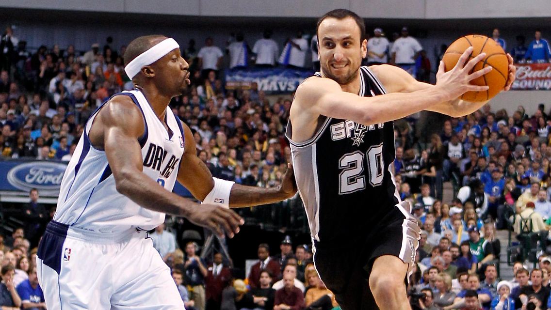 Spurs-Spieler Manu Ginobili (Mitte) gibt den Ball nicht raus.