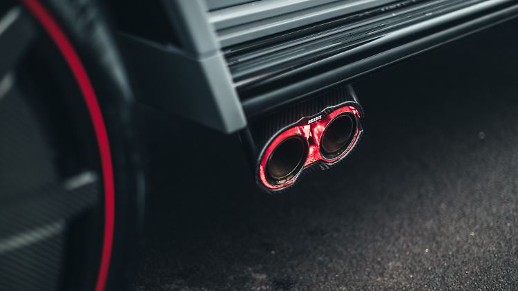 Die beleuchteten Sidepipes des Brabus G 900 Rocket sieht man so auch nicht alle Tage.