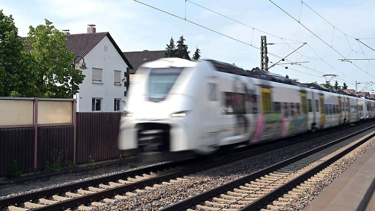 Auf der Bahnstrecke Karlsruhe - Mannheim fährt ein Zug recht dicht an Häusern vorbei - für die Anwohner vor allem durch den Lärm oft eine Belastung.