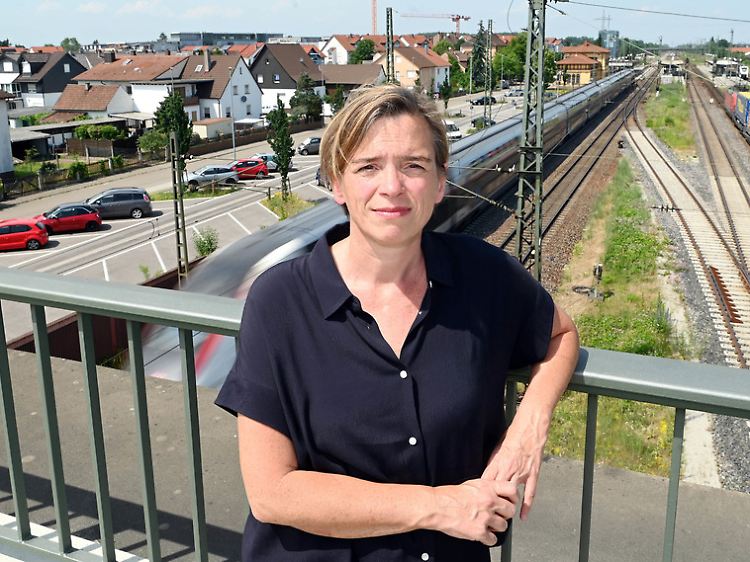 Margit Rödder in der Nähe ihres Hauses an der Bahnstrecke Karlsruhe - Mannheim.