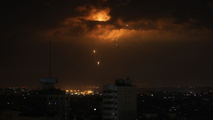 "Ohne 'Iron Dome' hätte es viele weitere Opfer gegeben": Raketen aus dem Gazastreifen werden vom israelischen Abwehrsystem abgefangen.