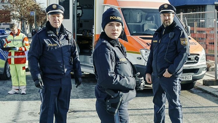 Unterliegen im neuen "Polizeiruf 110" den Gesetzen der Quantenphysik: Ermittlerin Bessie Eyckhoff (Verena Altenberger) und ihre Kollegen Attila Breitner (Heinz-Josef Braun, l.) und Dennis Eden (Stephan Zinner).