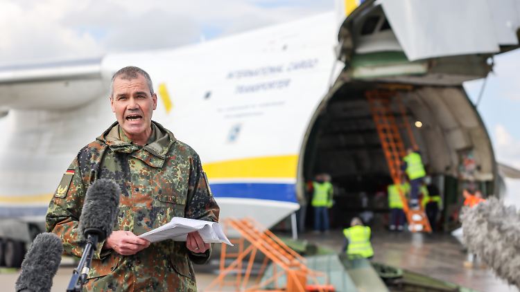 Brigadegeneral Gerald Funke vor einem Großraumflugzeug mit Bundeswehrmaterial aus Afghanistan. Auch afghanische Helfer der Bundeswehr sollen nach Deutschland geholt werden.