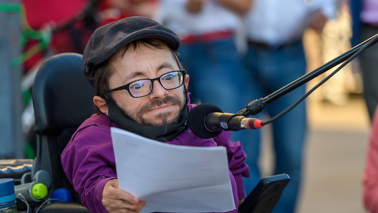 Menschen mit Behinderung müssen in die Lage versetzt werden, selbstbestimmt leben zu können - nicht mehr und nicht weniger, findet Raul Krauthausen. 
