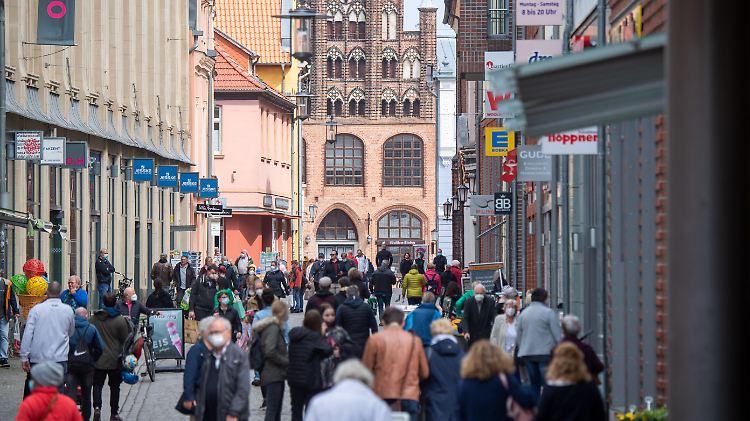 Nach dem Willen des Branchenverbandes sollen Verbraucher für den Rest des Jahres auch sonntags einkaufen gehen.