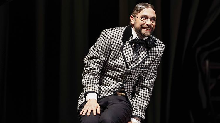 Derzeit kann man Harras am Berliner Schiller-Theater erleben.