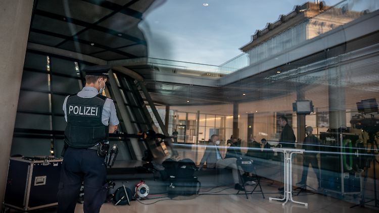 Beamte der Bundestagspolizei sollen sich rechtsextrem geäußert oder verfassungsfeindlich betätigt haben.