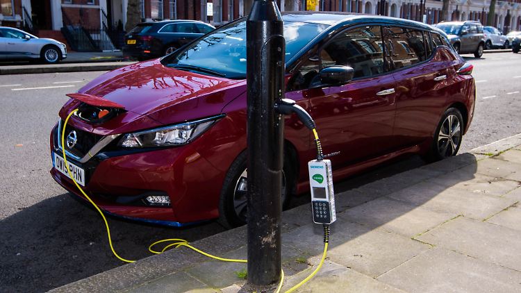 Nach drei Jahren liegt der Restwert eines E-Autos noch bei 50,7 Prozent und damit unter denen eines Verbrenners.