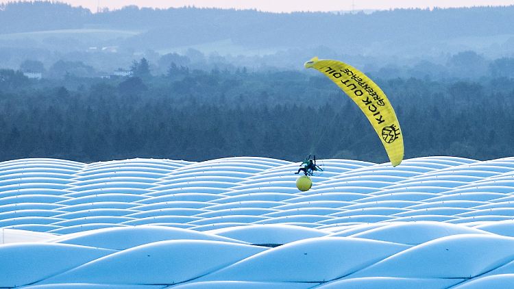 Der Greenpeace-Aktivist im Anflug über dem Münchner EM-Stadion.