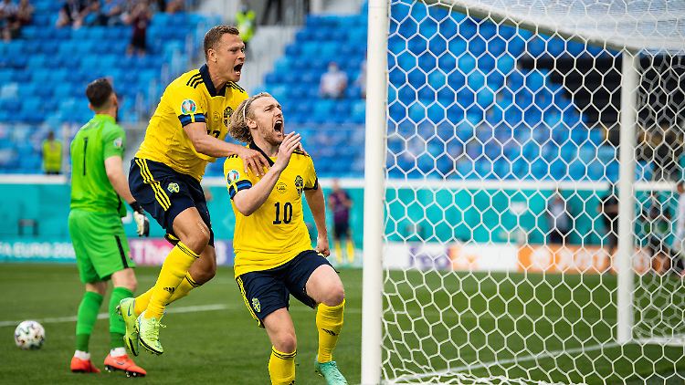 Emil Forsberg feiert Schwedens ersten Treffer bei dieser EM.