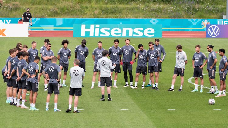 Joachim Löw schwor seine Mannschaft eindringlich auf die kommende große Aufgabe ein.