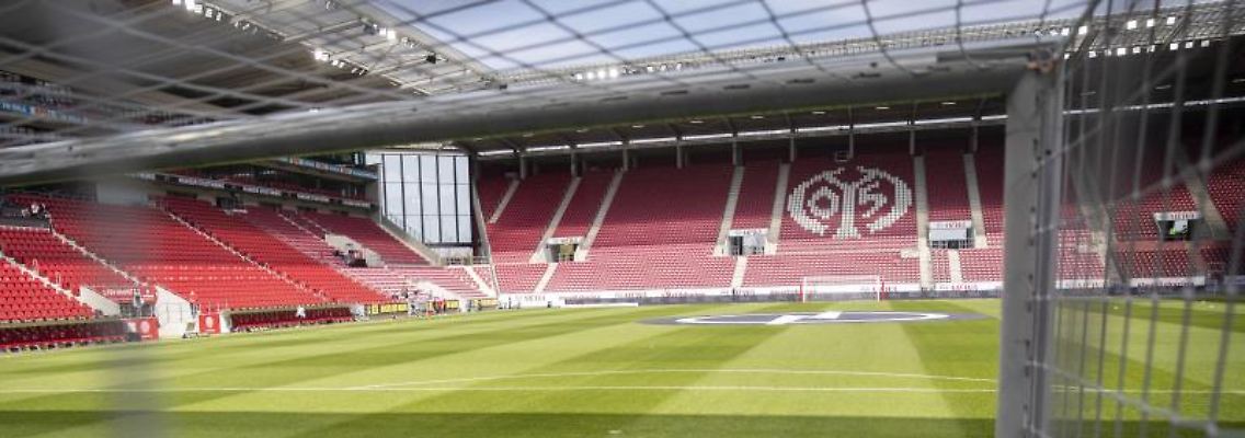 Das Logo des FSV Mainz 05 ist auf den leeren Rängen der Opel Arena zu sehen. Foto: Tom Weller/dpa/Archivbild
