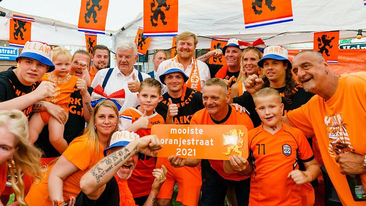 In der Meute ein König: Willem-Alexander, mit weißem Hemd, orangefarbenem Schal und Fußball-Fans.