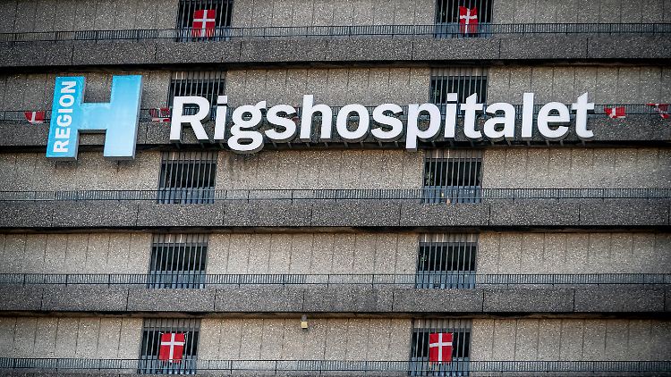 Dänische Flaggen hängen am Kopenhagener Rigshospitalet. Eriksen konnte es nun verlassen. 