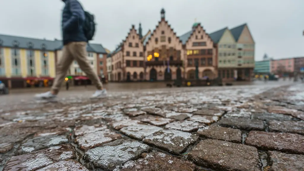 Vielerorts-wird-es-Glatt-in-Hessen-so-wie-hier-am-Roemerberg-in-Frankfurt