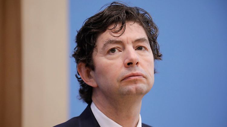 "Vom Gefühl her kann ich sagen, uns rufen immer mehr Leute an, die Ausbrüche beschreiben, immer mehr Labore", sagt Drosten.