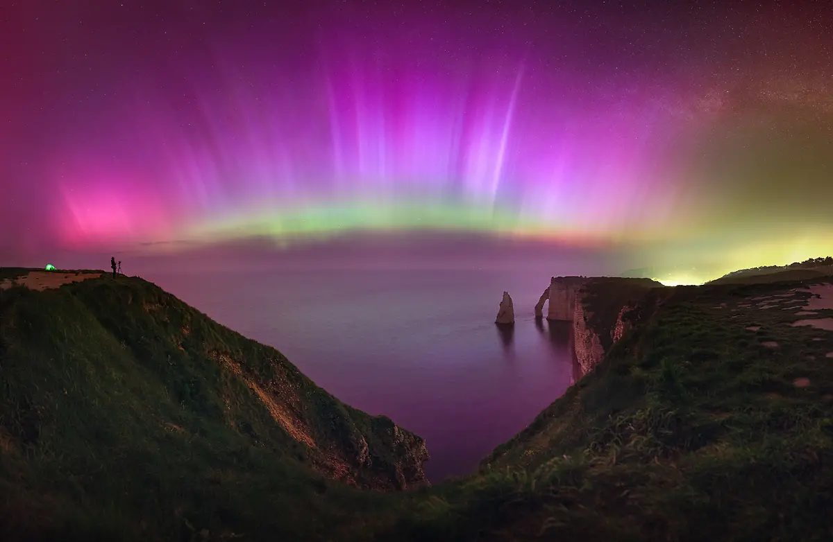 NICHT-WEITERVERWENDEN-Northern-Lights-at-E-tretat-Julien-Looten
