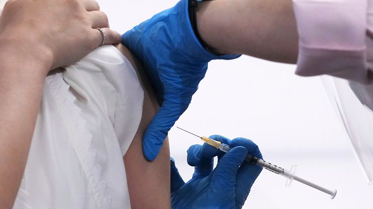 Vor allem nach Moderna-Impfungen berichteten Patienten von Verbesserungen.
