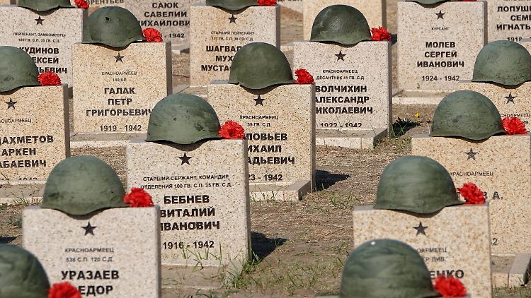 Die Sowjetunion beklagte die meisten Toten im Zweiten Weltkrieg - Soldaten wie hier auf einem Friedhof bei Wolgograd (damals Stalingrad), aber auch Zivilisten.
