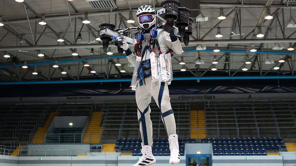 Der-Erfinder-Konstantin-Landuris-hat-mit-seinem-selbstgebauten-Fluganzug-erste-erfolgreiche-Tests-absolviert