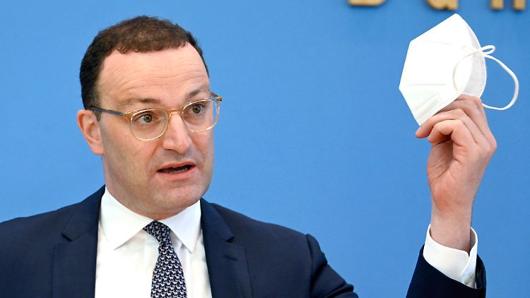 Die Pflicht zum Tragen eine Maske werde in Schulen weiterhin notwendig sein, so Spahn.