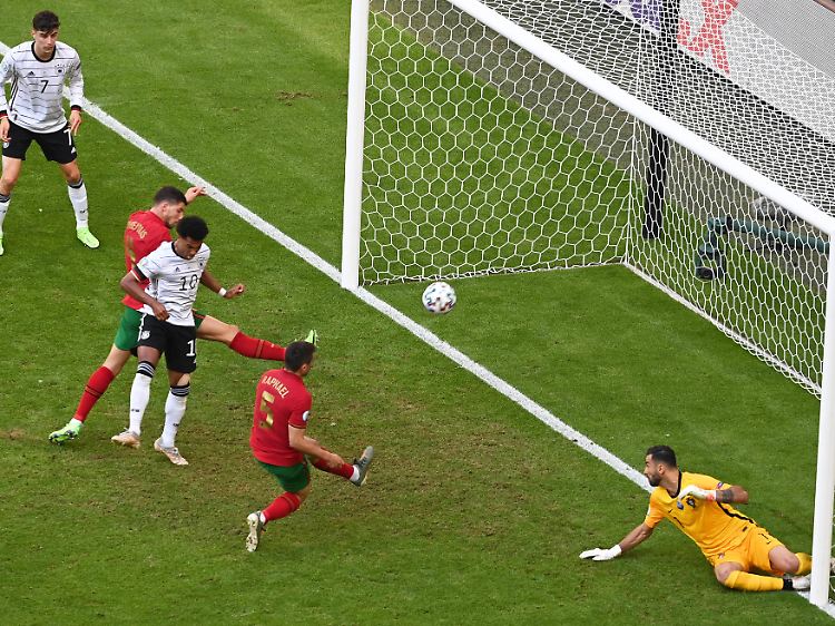 Da war es passiert: Das zweite Eigentor der Portugiesen bringt die DFB-Elf in Führung.