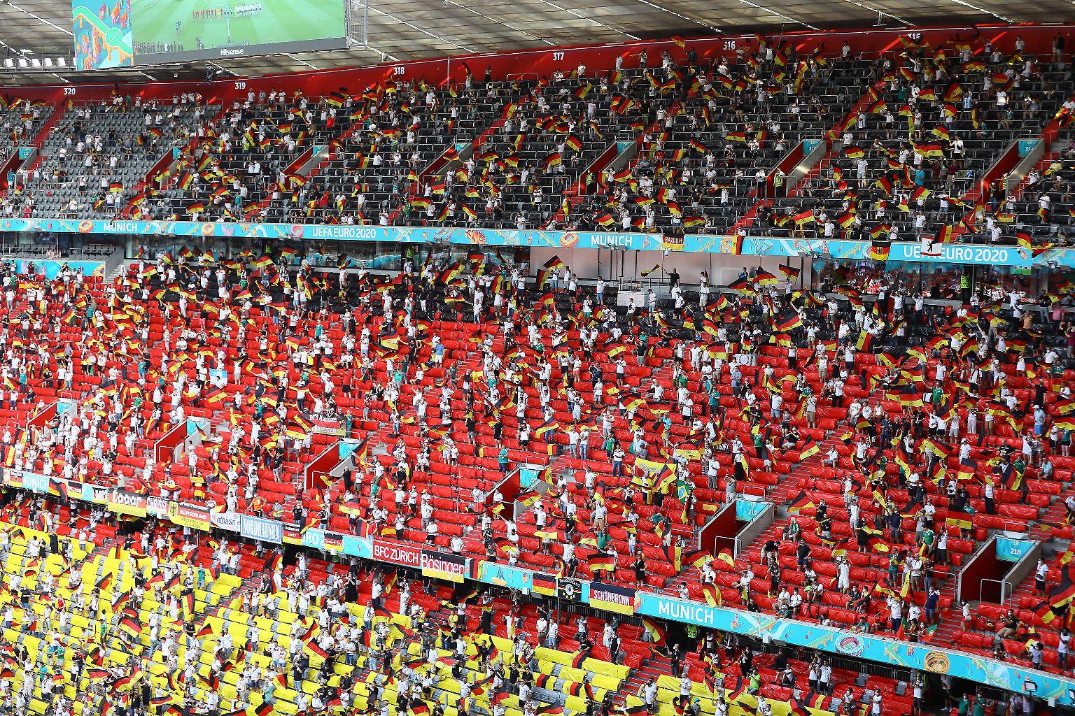 Die beseelten deutschen Fans sangen schon vor dem Schlusspfiff "Oh, wie ist das schön", ...