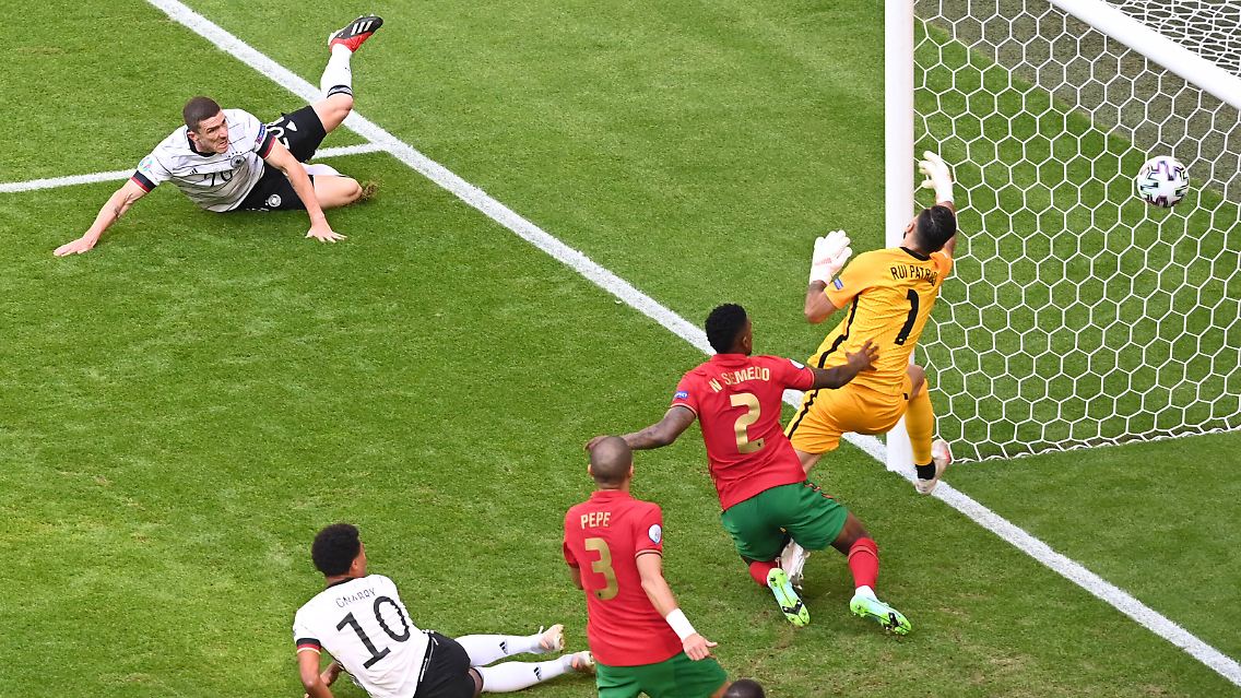 "Es fühlt sich unwirklich an", sagte Gosens nach dem Spiel seines Lebens, in dem er schon nach 4:24 Minuten getroffen hatte. Die Freude währte nur kurz: Abseits.