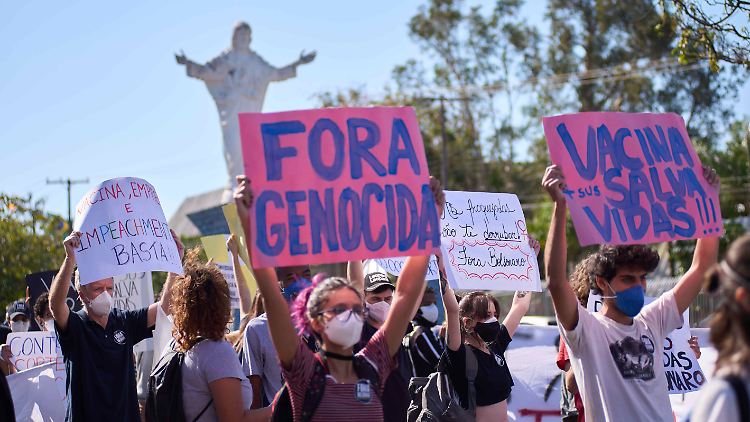 Demonstranten bezeichnen die hohe Zahl an Corona-Toten unter Bolsonaros Politik als "Genozid".