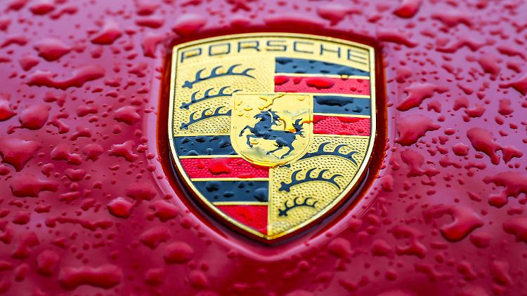 Trotz Rekordkurses wolle Porsche im Gesamtjahr "mit beiden Füßen auf dem Boden zu bleiben", sagt Finanzvorstand Lutz Meschke.