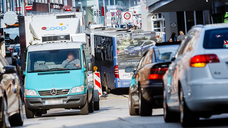 Pkw-Besitzer schätzen in der Corona-Pandemie die Möglichkeit, den eigenen Wagen flexibel nutzen zu können - auch wenn sie kürzere Gesamtstrecken fahren, sagt Auotoexperte Ferdinand Dudenhöffer.