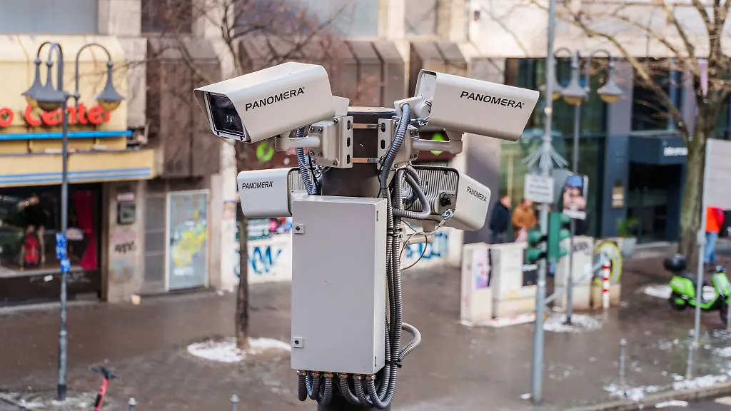 Die-Polizei-in-Hessen-soll-bei-der-Auswertung-von-Videodaten-kuenftig-von-KI-unterstuetzt-werden