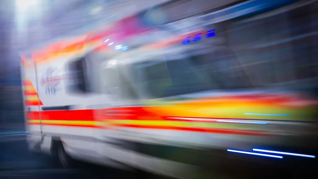 Der-verletzte-17-Jaehrige-musste-von-einem-Rettungswagen-in-ein-Krankenhaus-gebracht-werden