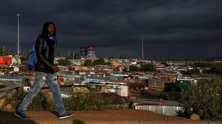 Schnell nach Hause: Südafrika hat unter anderem eine nächtliche Ausgangssperre verhängt.