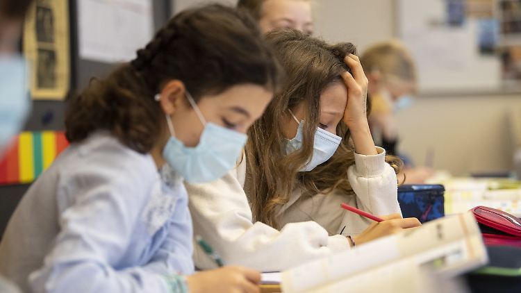 Masken für Erwachsene sind Kindern meist zu groß.
