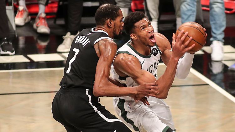 Kevin Durant (links) und Giannis Antetokounmpo lieferten sich ein extrem eng umkämpftes Duell.