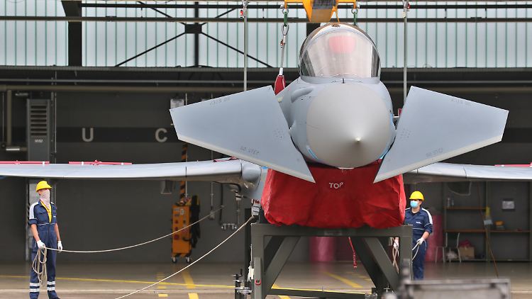 Ein Eurofighter wird in der Lechfeldkaserne von einem Kran angehoben.