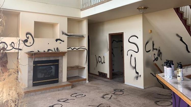 Das Hausinnere offenbart den ganzen Horror: Vandalismus, Zerstörung, Tierexkremente und bestialischer Gestank.