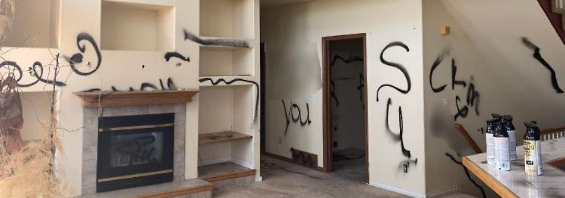 Das Hausinnere offenbart den ganzen Horror: Vandalismus, Zerstörung, Tierexkremente und bestialischer Gestank.