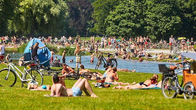 Das Wetter zog am Wochenende zahlreiche Menschen in den Englischen Garten in München. Doch über dem Sommerglück liegen die dunklen Schatten einer möglichen vierten Viruswelle.